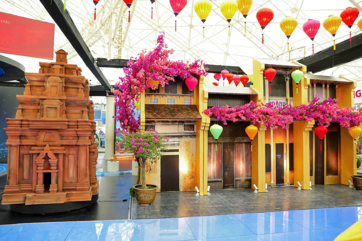 Mô hình phố cổ Hội An và Mỹ Sơn. Ảnh: Nguyễn Dinh.