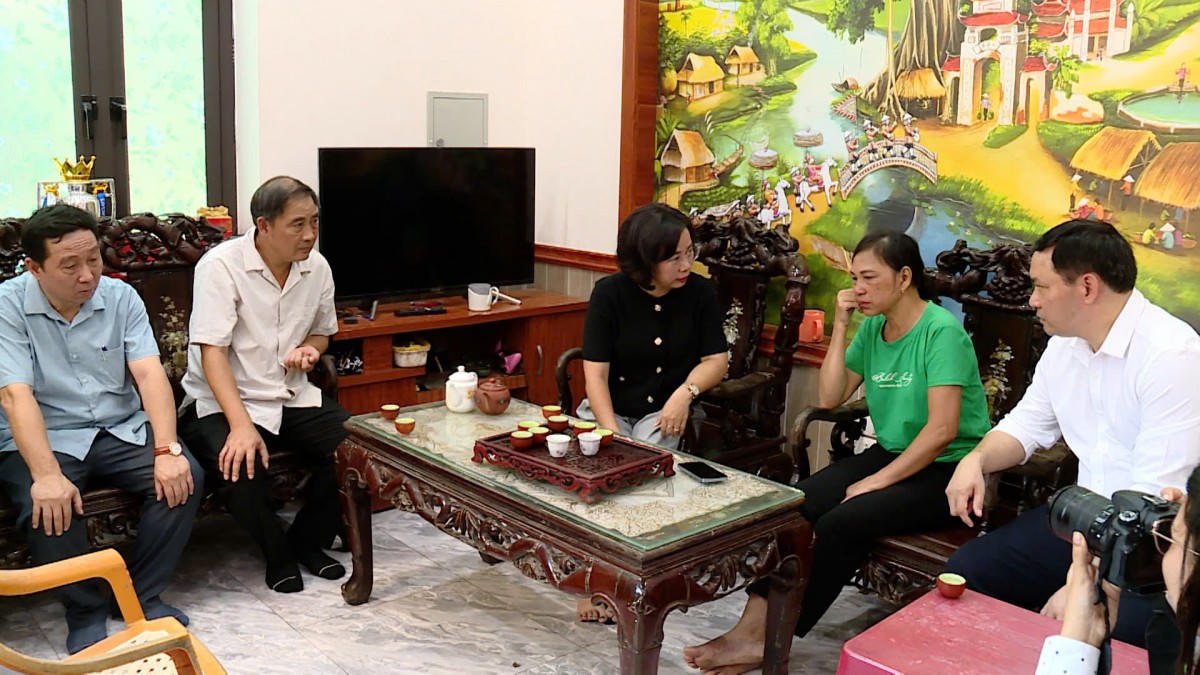 Phó Chủ tịch Thường trực Ủy ban MTTQ Việt Nam Thành phố Bùi Huyền Mai và lãnh đạo xã Thường Tín thăm hỏi, chia buồn với gia đình và Tươi. Ảnh: N. P.