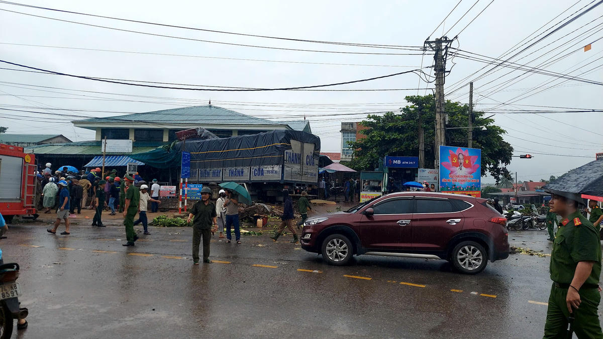 Vụ tai nạn xảy ra tại nút giao đường ĐT 586 với QL 9 (còn được gọi là chợ chuối Tân Long). Ảnh: ĐN.