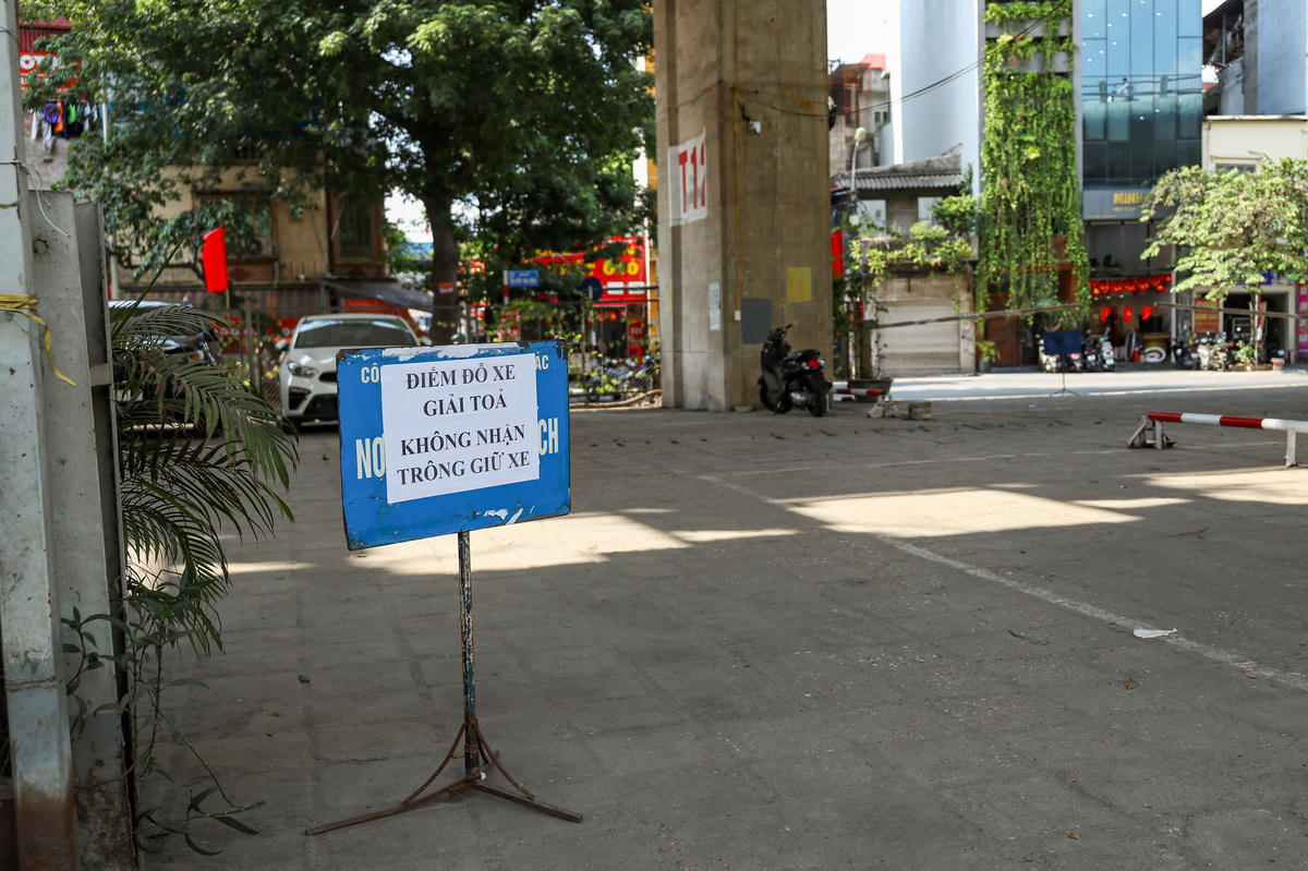 Nhân viên trông xe dưới gầm cầu Vĩnh Tuy cho biết, phần lớn xe tại đây gửi theo tháng, hợp đồng chưa hết hạn và chủ xe chưa tìm được chỗ gửi mới nên tạm để lại. Công ty đã thông báo việc dừng hoạt động, không nhận trông giữ, để khách chủ động tìm nơi khác.