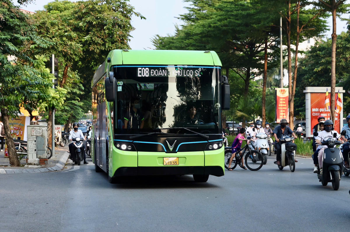 Bộ Xây dựng phối hợp với Ủy ban nhân dân thành phố Hà Nội và Ủy ban nhân dân Thành phố Hồ Chí Minh xây dựng, trình Chính phủ lộ trình phát triển hệ thống giao thông công cộng đồng bộ, hiện đại. Ảnh Quang Vinh.