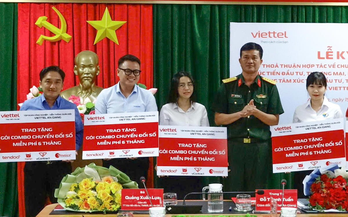 Viettel An Giang tặng gói combo chuyển đổi số miễn phí 6 tháng cho doanh nghiệp. Ảnh Nguyễn Minh.