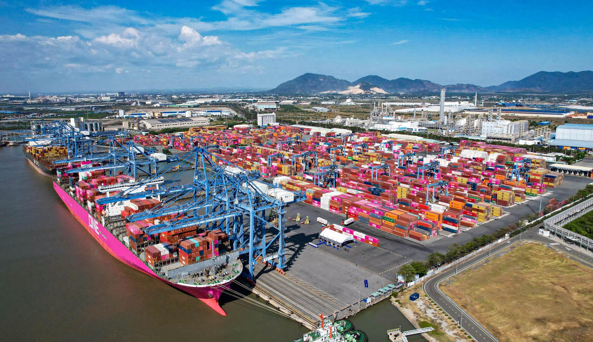 Cảng container Tân Cảng - Cái Mép (TPHCM) là cảng nước sâu đầu tiên tại Việt Nam. Ảnh: S.X.