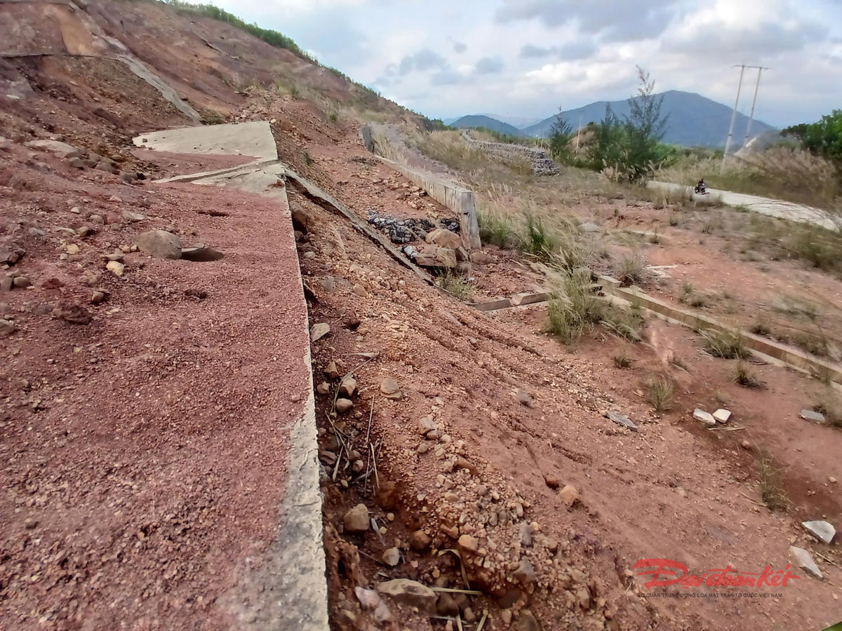 Sau một thời gian đưa vào sử dụng, công trình chống sạt lở tại dốc U Bò, xã Hải Sơn, tỉnh Quảng Ninh đã bị sạt lở. Ảnh: Nguyễn Quý.