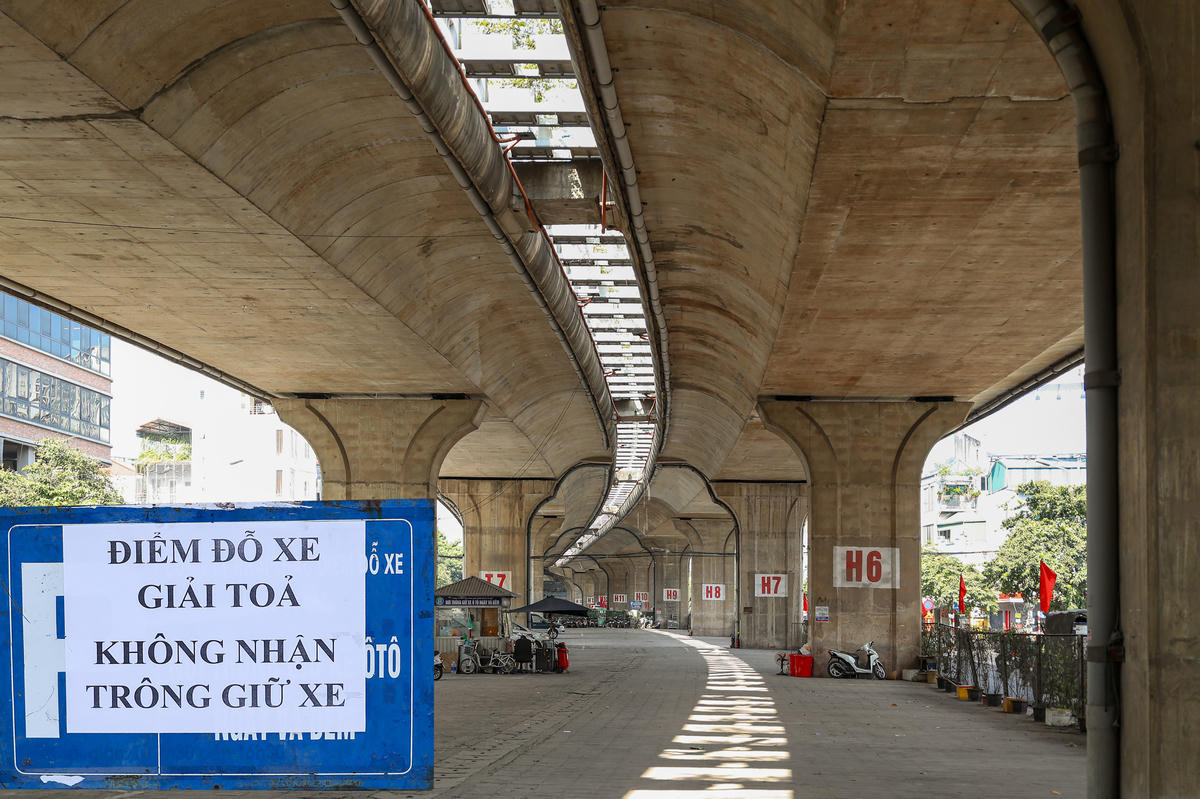 Biển báo trông giữ xe được dán đè bằng thông báo "điểm đỗ xe giải tỏa, không nhận trông giữ xe".