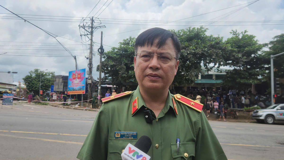 Thiếu tướng Nguyễn Thanh Liêm, Giám đốc Công an tỉnh Quảng Trị đã trực tiếp có mặt tại hiện trường chỉ đạo công tác khắc phục hậu quả vụ tai nạn giao thông ở chợ Tân Long. Ảnh: ND.