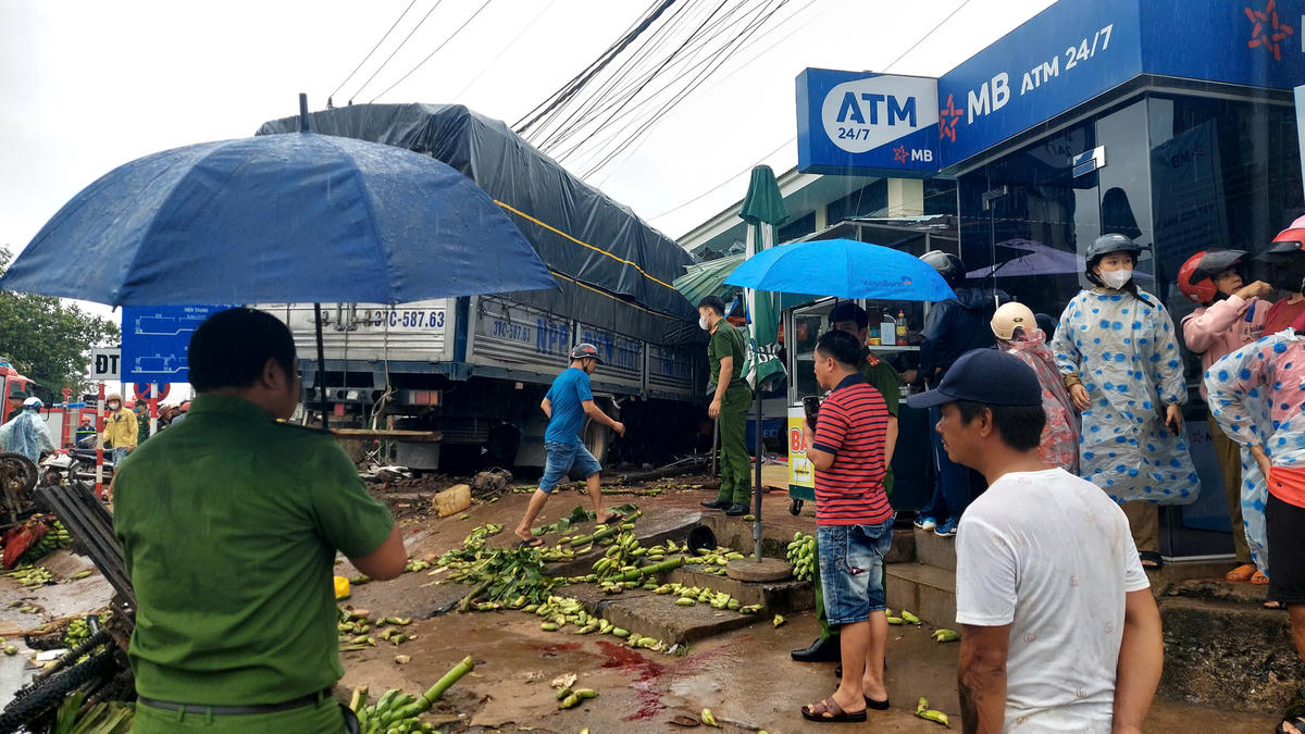 Lực lượng chức năng nhanh chóng có mặt phong tỏa hiện trường, điều tiết giao thông và làm rõ nguyên nhân của vụ tai nạn. Ảnh: ĐN.