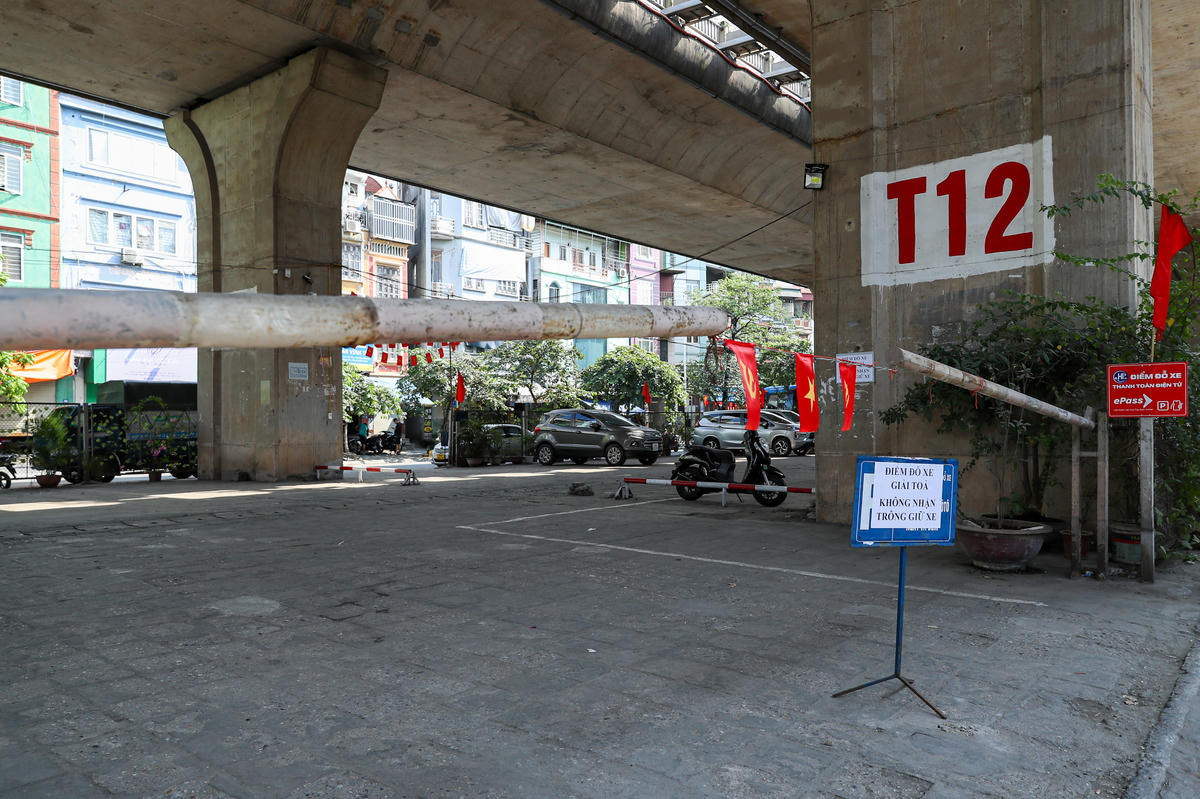 Thanh chắn được đặt tại lối ra vào các bãi trông giữ xe dưới gầm cầu.