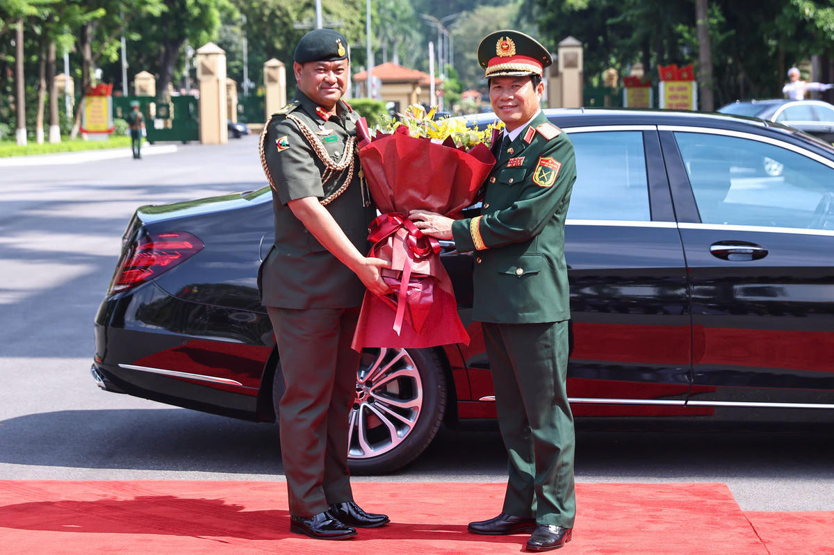 Đại tướng Nguyễn Tân Cương tặng hoa chào mừng Thiếu tướng Dato Paduka Seri Haji Muhammad Haszaimi Bin Bol Hassan. 