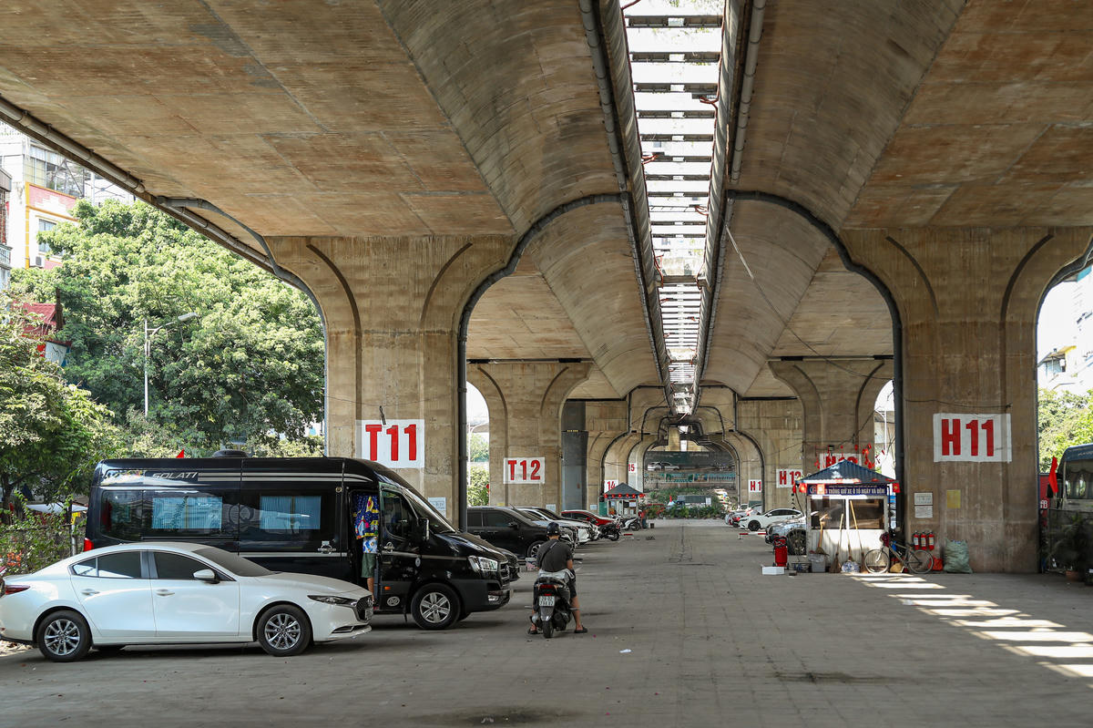 Khu vực gầm cầu Vĩnh Tuy trụ T11, H11 chỉ còn lác đác phương tiện đang dừng đỗ trong bãi xe.