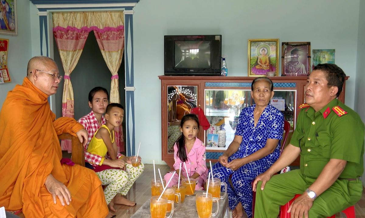 Hòa thượng Tăng Sa Vong cùng Công an xã Hưng Hội đến nhà vận động người dân tích cực tham gia giữ gì ANTT địa phương. Ảnh: Trọng Nguyễn