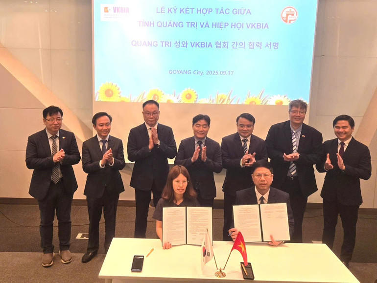  Đại diện Hiệp hội Doanh nhân và Đầu tư Việt Nam-Hàn Quốc ký kết thỏa thuận hợp tác với đại diện tỉnh Quảng Trị. (Ảnh: VKBIA) 