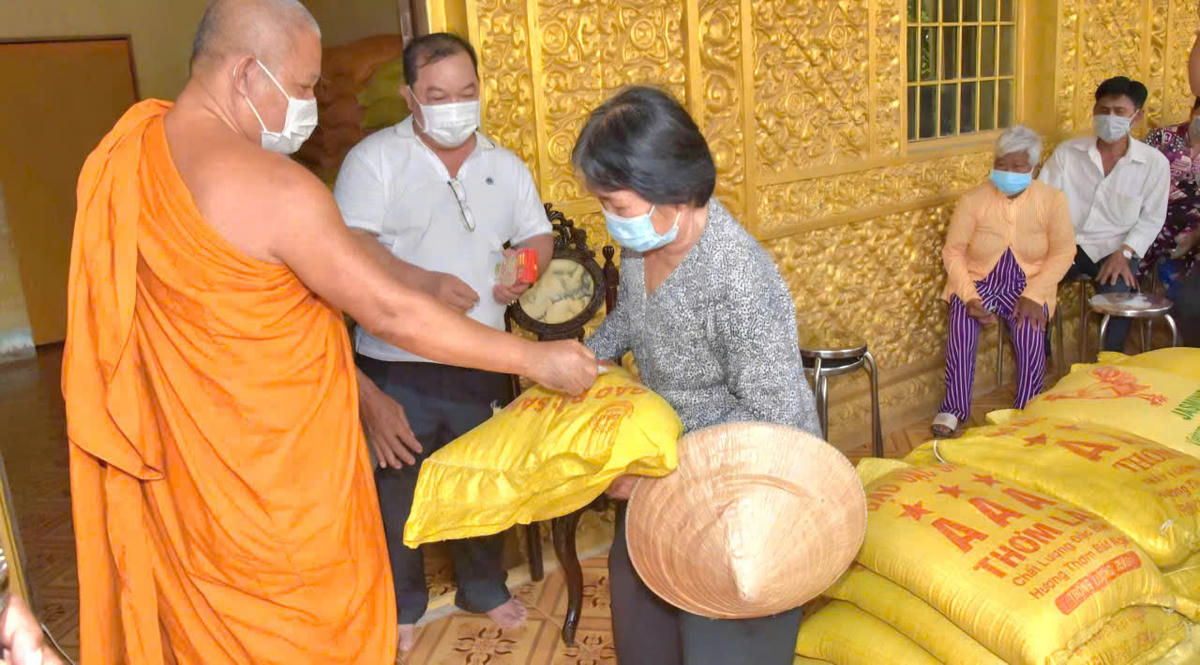 Hòa thượng Tăng Sa Vong tích cực đóng góp Quỹ Vì người nghèo, xây dựng nhiều mô hình về xoá đói giảm nghèo, vận động đồng bào phật tử tích cực tham gia đóng góp an sinh xã hội. Ảnh: Trọng Nguyễn