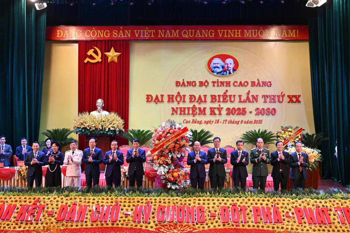 Đại tướng Lương Tam Quang, Ủy viên Bộ Chính trị, Bộ trưởng Bộ Công an tặng hoa chúc mừng Đại hội.