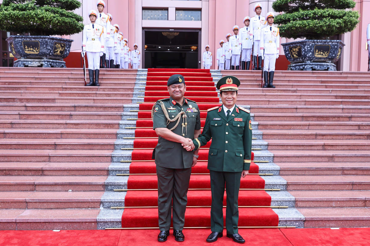 Đại tướng Nguyễn Tân Cương, Tổng Tham mưu trưởng Quân đội nhân dân Việt Nam và Thiếu tướng Dato Paduka Seri Haji Muhammad Haszaimi Bin Bol Hassan, Tư lệnh Quân đội Hoàng gia Brunei chụp ảnh chung. 