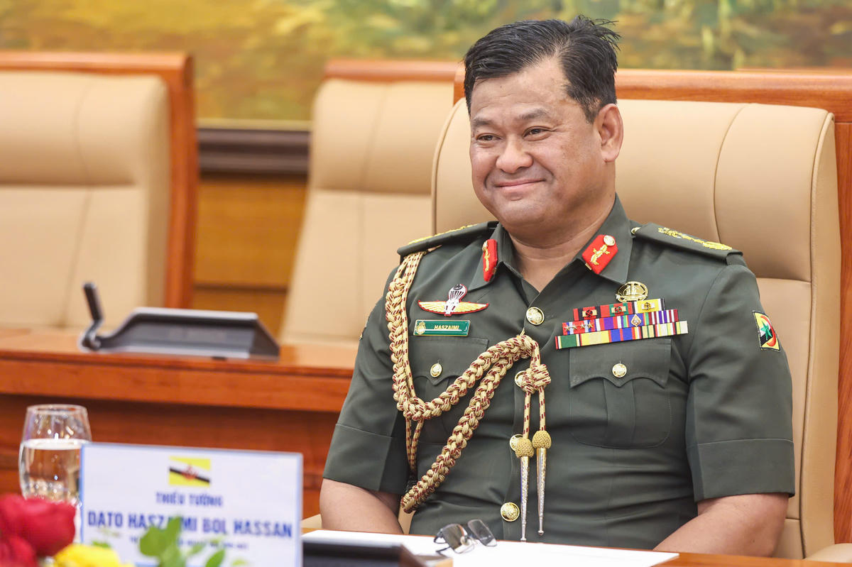 Thiếu tướng Dato Paduka Seri Haji Muhammad Haszaimi Bin Bol Hassan tại cuộc hội đàm. 