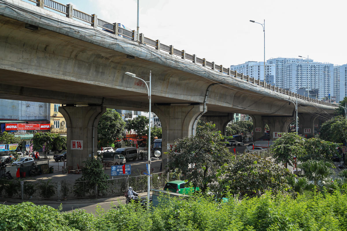 Sau vụ cháy hàng trăm xe máy, gầm cầu Vĩnh Tuy đã treo biển 'giải tỏa', không nhận trông giữ xe