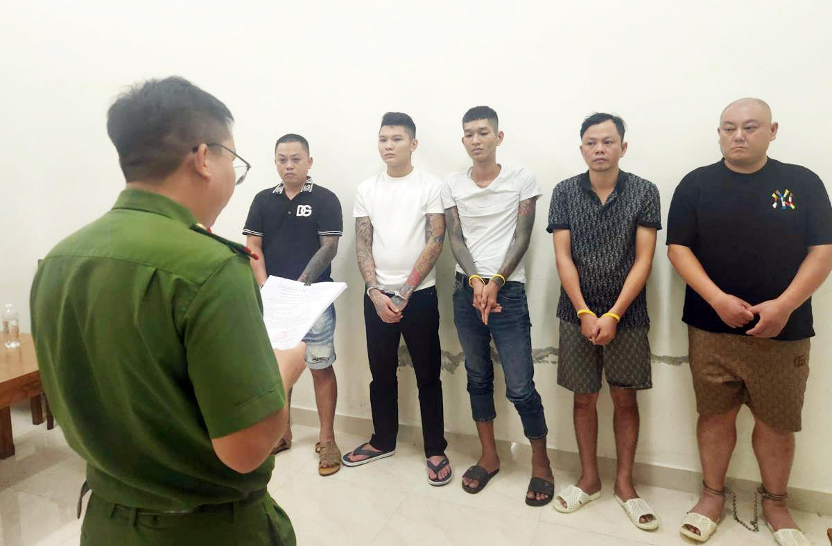 5 nghi phạm của nhóm bắt cóc, trong đó có người Trung Quốc cầm đầu. Ảnh: Nguyễn Tú.