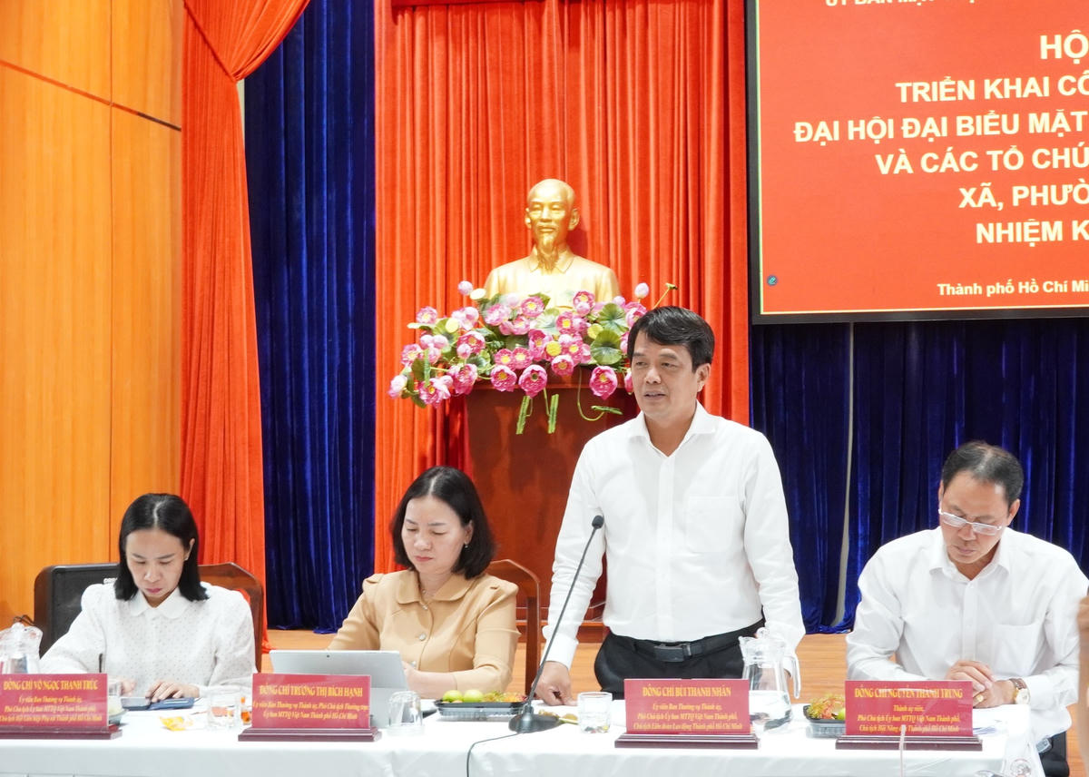 Ông Bùi Thanh Nhân - Ủy viên Ban Thường vụ Thành ủy - Phó Chủ tịch Uỷ ban Mặt trận Tổ quốc Việt Nam TP Hồ Chí Minh phổ biến một số nội dung về công tác đại hội. Ảnh: A.H.