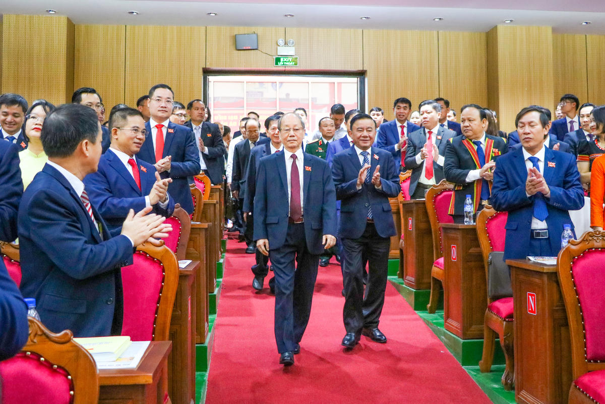  Ông Trần Cẩm Tú, Ủy viên Bộ Chính trị, Thường trực Ban Bí thư (bên phải);  ông Phan Diễn, nguyên Ủy viên Bộ Chính trị, nguyên Thường trực Ban Bí thư (bên trái) dự đại hội. Ảnh: Nguyễn Tú.