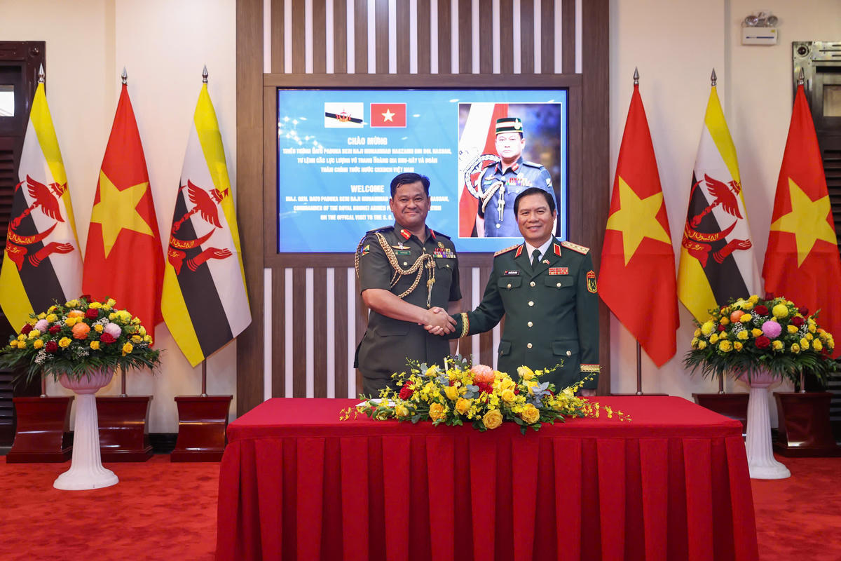 Tổng Tham mưu trưởng Quân đội nhân dân Việt Nam và Tư lệnh Quân đội Hoàng gia Brunei. Ảnh: Quang Vinh.