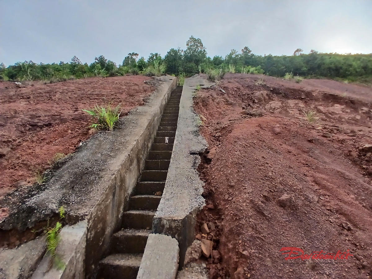 Một bậc thoát nước bị kéo vỡ. Ảnh: Nguyễn Quý.