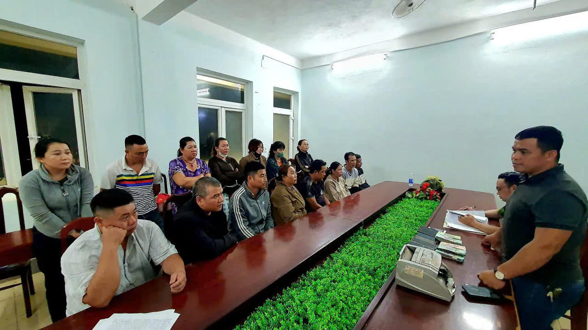 Lực lượng chức năng làm việc với các đối tượng. Ảnh: SĐ.