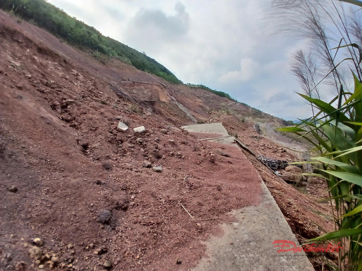 Đất đá sạt lở kéo theo cả mặt, mái taluy. Ảnh: Nguyễn Quý