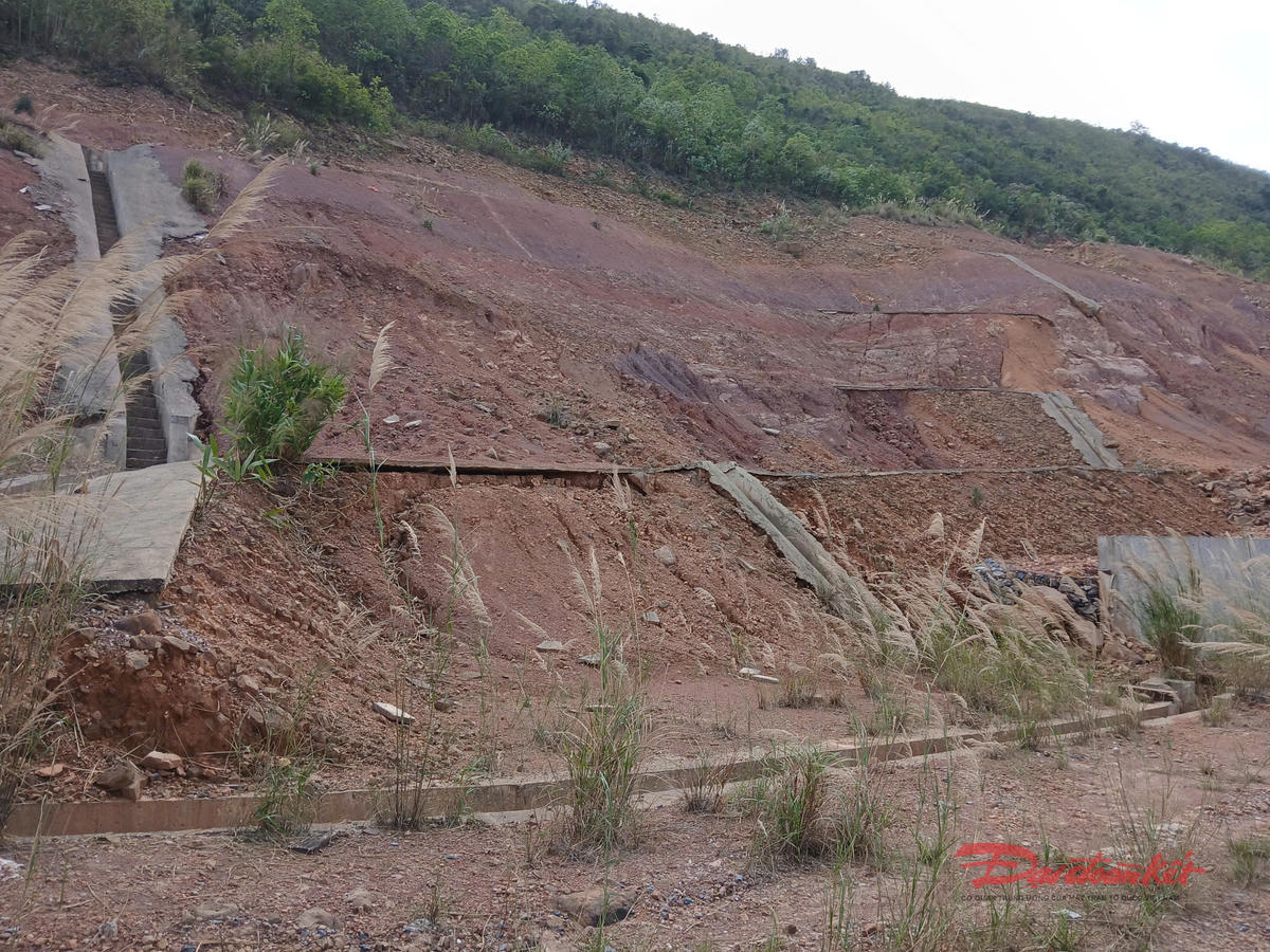 Nhiều hạng mục công trình thuộc dự án đã bị cuốn theo sạt lở. Ảnh: Nguyễn Quý.