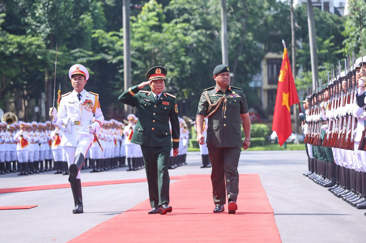 Đại tướng Nguyễn Tân Cương, Tổng Tham mưu trưởng Quân đội nhân dân Việt Nam và Thiếu tướng Dato Paduka Seri Haji Muhammad Haszaimi Bin Bol Hassan, Tư lệnh Quân đội Hoàng gia Brunei duyệt đội danh dự.