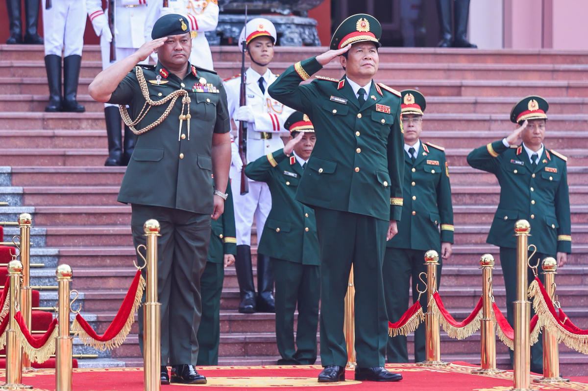 Đại tướng Nguyễn Tân Cương, Tổng Tham mưu trưởng Quân đội nhân dân Việt Nam và Thiếu tướng Dato Paduka Seri Haji Muhammad Haszaimi Bin Bol Hassan, Tư lệnh Quân đội Hoàng gia Brunei thực hiện nghi lễ chào cờ.