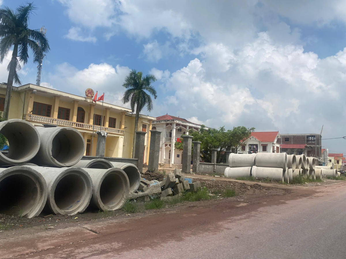 Do vướng mặt bằng nên số lượng lớn cống bi phải tập kết nhiều tháng nay nhưng chưa thi công được. Ảnh: TK. 