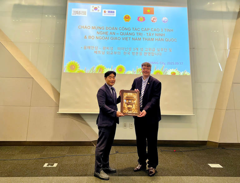  Chủ tịch Hiệp hội Doanh nhân và Đầu tư Việt Nam-Hàn Quốc Trần Hải Linh (bên phải) trao quà kỷ niệm tặng Chủ tịch Hội đồng thành phố Goyang Kim Woon Nam.(Ảnh: VKBIA) 