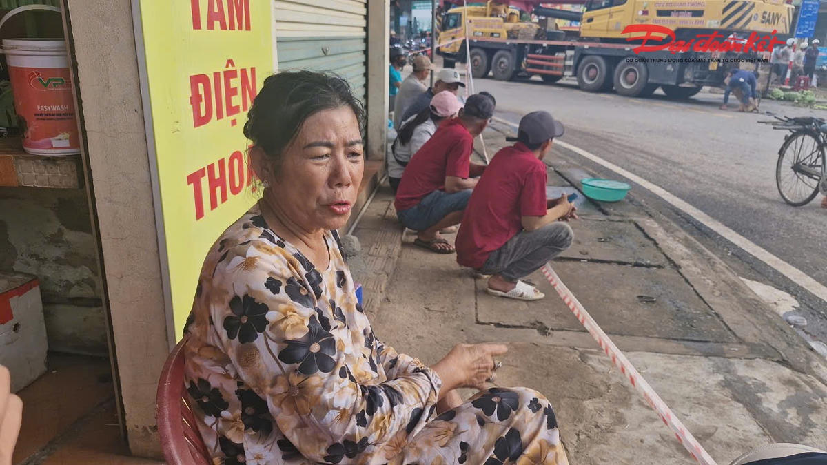 Bà Đỗ Thị Châu Cam kể lại vụ tai nạn. Ảnh: Đỗ Văn.