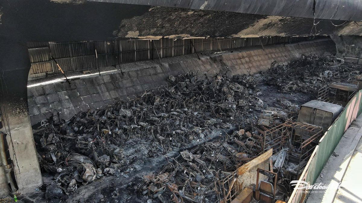  Theo ghi nhận của PV Báo Đại đoàn kết, sau khi gầm cầu Vĩnh Tuy xảy ra vụ cháy bãi xe, khiến hàng trăm xe máy bị thiêu rụi, hiện nhiều bãi xe dưới gầm cầu Vĩnh Tuy đã bắt đầu treo biển “điểm đỗ xe giải tỏa, không nhận trông giữ xe”.