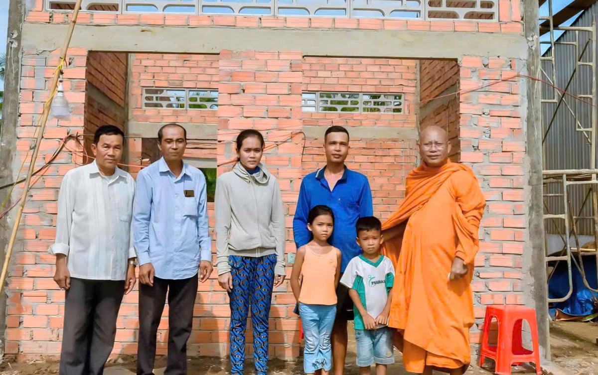 Hòa thượng Tăng Sa Vong tích cực tham gia các phong trào, vận động xây nhà tình thương, xóa nhà tạm, dột nát cho đồng bào địa phương. Ảnh: Trọng Nguyễn