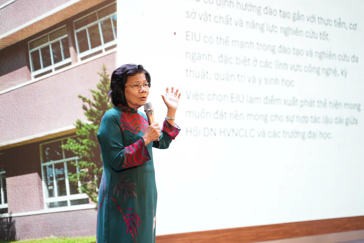 Bà Vũ Kim Hạnh - Chủ tịch Hội Doanh nghiệp hàng Việt Nam chất lượng cao nói về vai trò của nhà trường trong đào tạo nguồn nhân lực xanh. Ảnh: T.Q