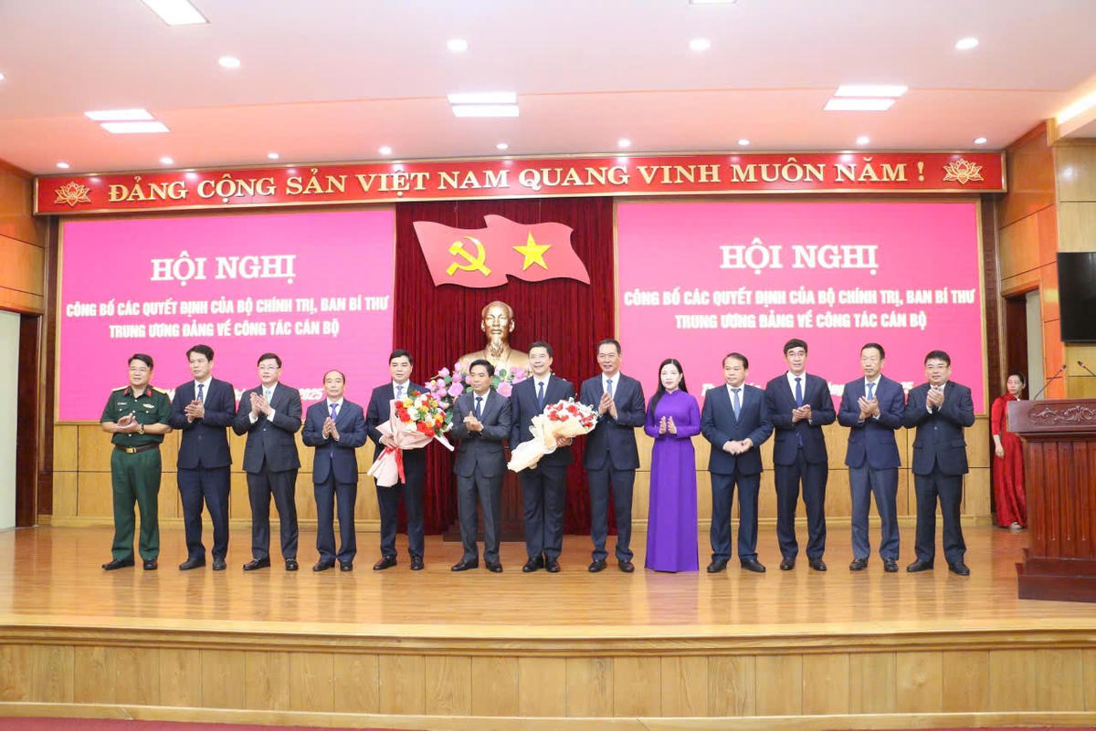 Các thành viên trong Ban Thường vụ Tỉnh ủy Thanh Hóa tặng hoa chúc mừng ông Nguyễn Hoài Anh và ông Nguyễn Hồng Phong.