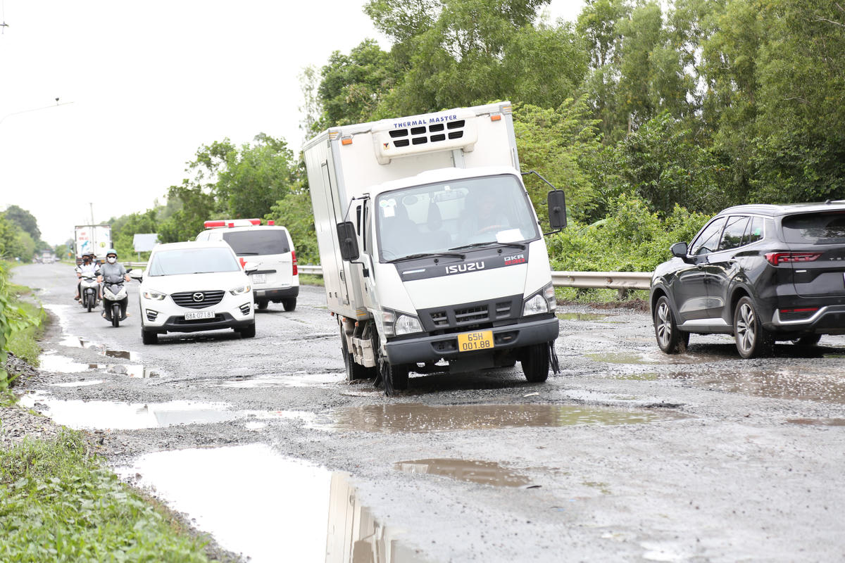 Bộ Xây dựng cho rằng, hiện nay UBND tỉnh An Giang có trách nhiệm quản lý, khai thác, bảo trì và đầu tư Quốc lộ 61. Do đó, Bộ Xây dựng đề nghị Đoàn đại biểu Quốc hội và cử tri tỉnh An Giang có ý kiến với UBND tỉnh An Giang nghiên cứu, bố trí vốn sửa chữa, nâng cấp Quốc lộ 61.  (ảnh: Thanh Tiến)