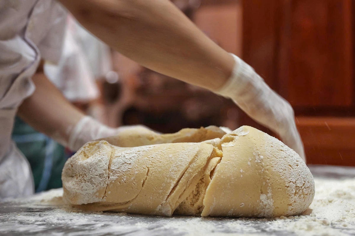 Quy trình làm bánh Trung Thu hút khách ở làng Xuân Đỉnh mỗi dịp Tết Trung thu