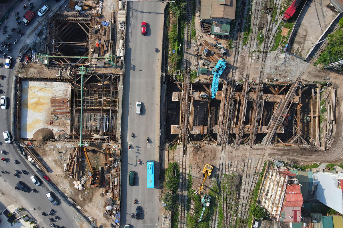 Chia sẻ với PV, ông Nguyễn Đình Trang, Phó Giám đốc Ban điều hành nhà thầu Cenco4, đơn vị thi công hầm chui Kim Đồng – Giải Phóng cho biết: "Đơn vị huy động hàng chục công nhân cùng nhiều máy móc hiện đại thi công liên tục 3 ca trên công trường để triển khai đốt hầm kín thứ 5 trên tổng số 8 đốt hầm. Hiện 3 đốt hầm qua phần đường sắt, đang tiến hành đào đất và chuẩn bị đổ kết cấu bê tông cốt thép, dự kiến hết tháng 11 sẽ hoàn thành”.