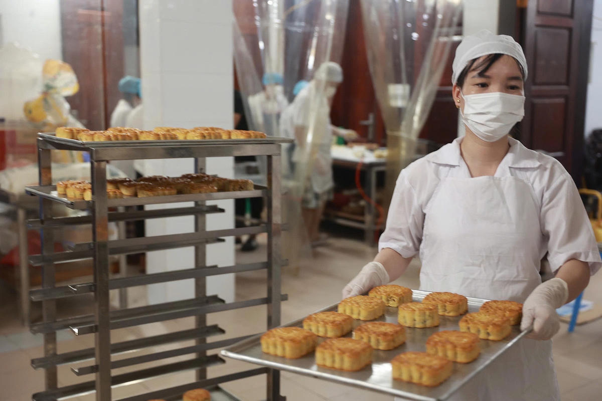 Để nướng bánh sẽ phải trải qua hai giai đoạn, bánh được cho vào lò nướng 10 phút, sau đó được phun thêm lớp lòng đỏ trứng, nướng tiếp 20 phút cho tới khi chín vàng.