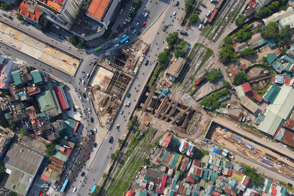 Tuy nhiên, đây là hầm chui rất đặc thù khi phải thi công qua đường sắt, mặt bằng chật hẹp khiến dự án gặp nhiều khó khăn. 