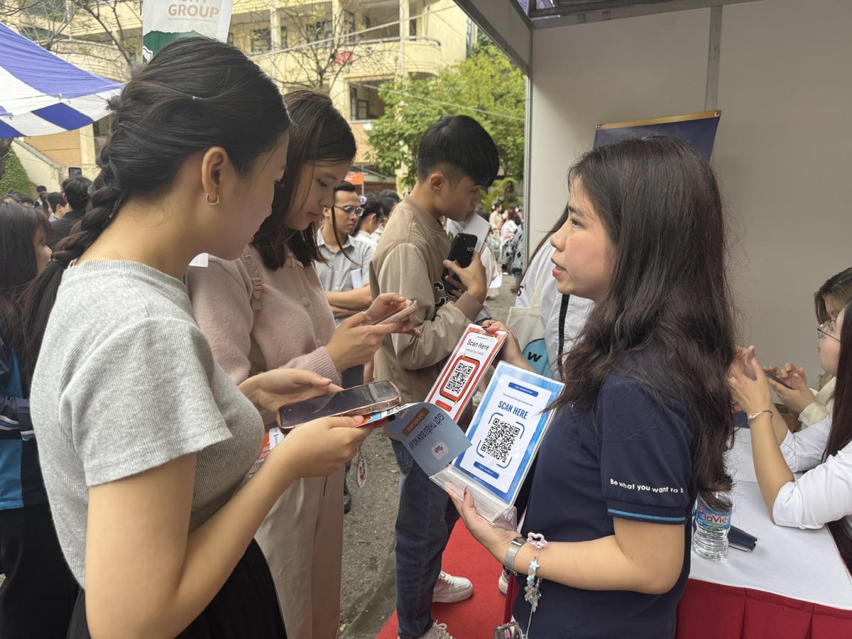 Thí sinh tìm hiểu thông tin tuyển sinh của trường đại học. Ảnh: Nguyễn Hoài