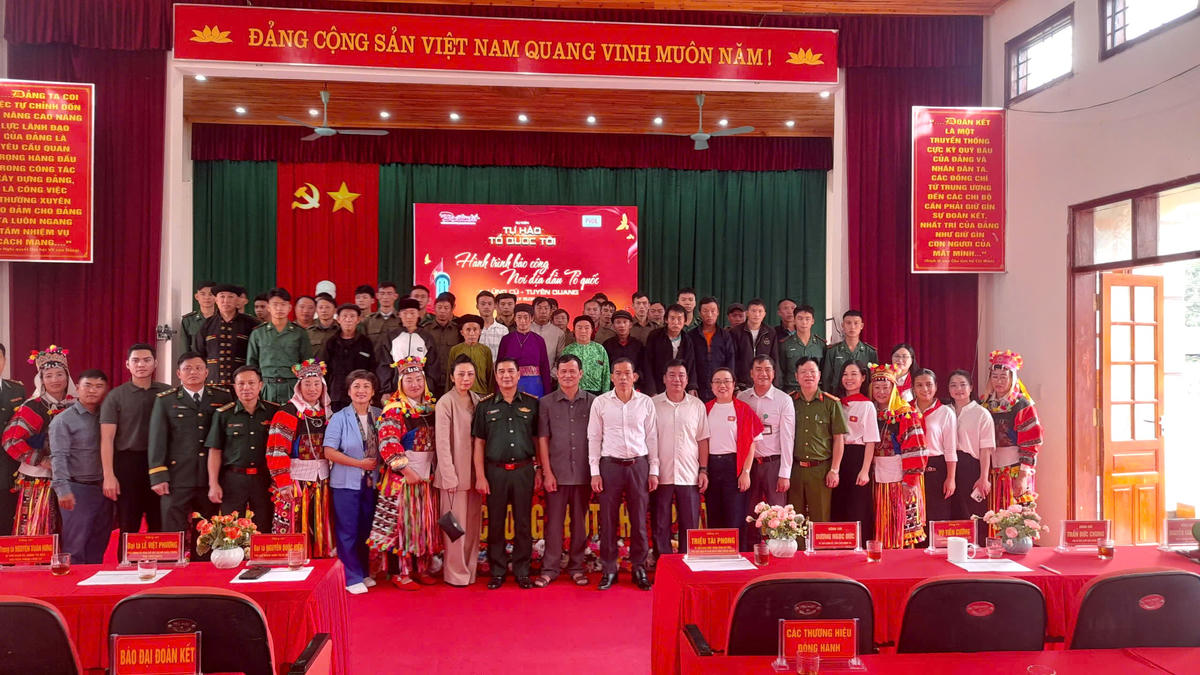 Ban Tổ chức Chương trình cùng các đại biểu chụp ảnh lưu niệm với cán bộ, chiến sĩ biên phòng và nhân dân xã Lũng Cú.