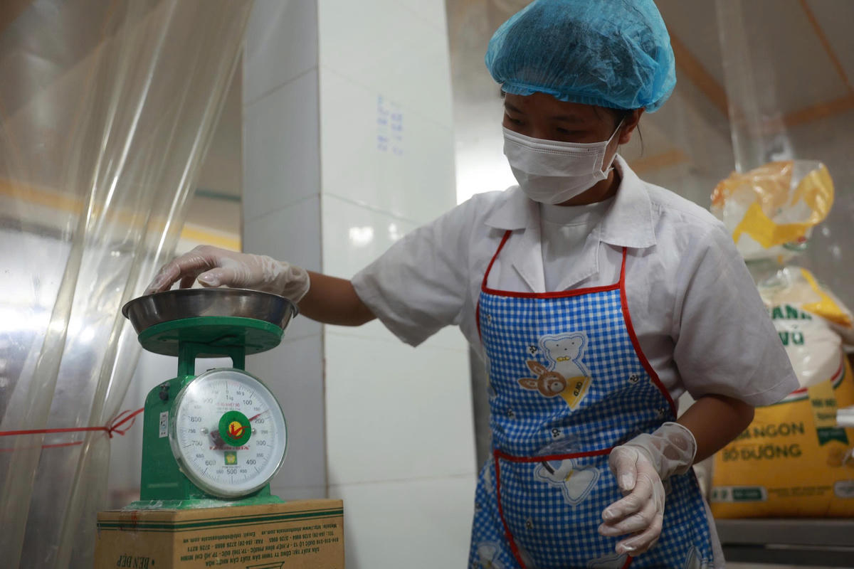 Để chất lượng bánh Trung thu đồng đều, nhân bánh đều phải được cân trọng lượng giống nhau.