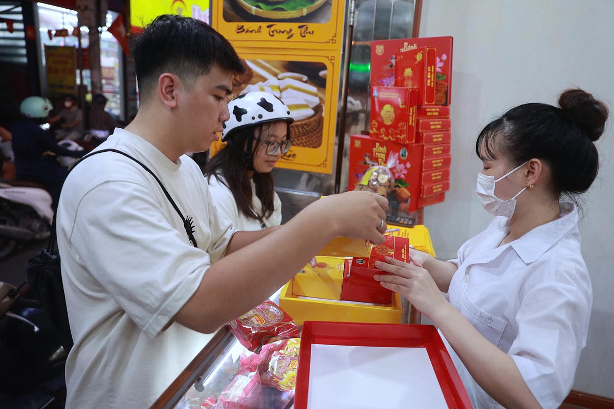 "Giá trung bình giao động từ 35.000 - 70.000 đồng, những mặt hàng khách đặt trước, hoặc bánh kích thước lớn sẽ có giá cao hơn từ vài trăm đến tiền triệu", chủ cửa hàng bánh Trung thu ở Xuân Đỉnh nói.