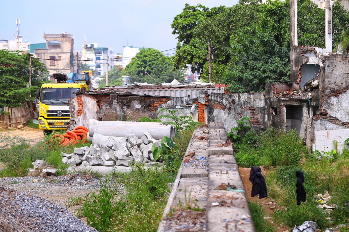 "Tuy nhiên, vướng mắc giải phóng mặt bằng của 1 hộ dân đang làm ảnh hưởng đến tiến độ của dự án. Ngoài ra, triển khai dự án dưới đường ray tàu hỏa vẫn đang hoạt động chỉ cho phép đơn vị triển khai khoảng 2 giờ mỗi ngày cũng khiến việc thi công gặp không ít khó khăn".