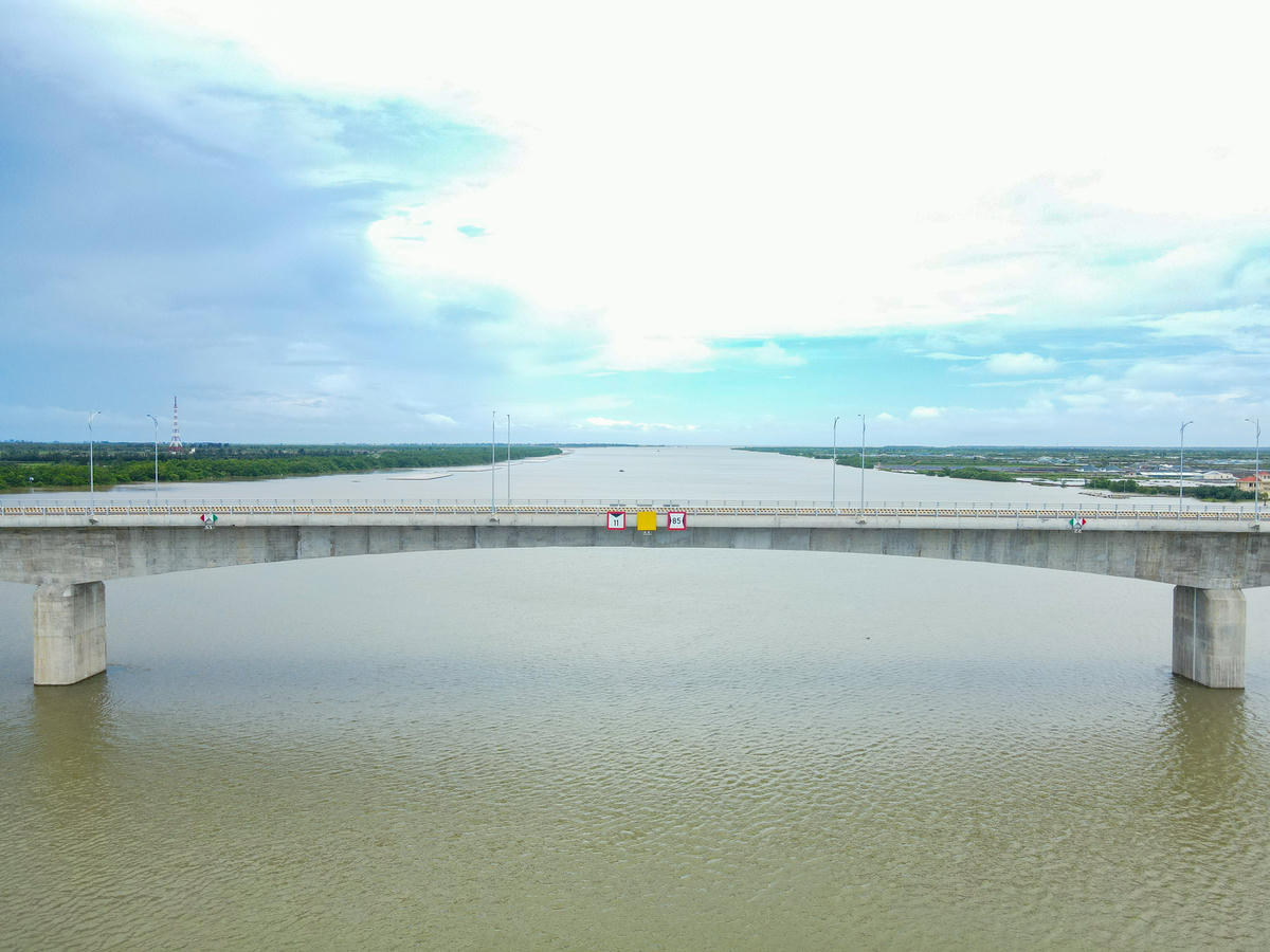 Khi cầu hoàn thành, tình trạng này sẽ chấm dứt, thay vào đó là tuyến giao thông đường bộ an toàn, nhanh chóng và thuận tiện, giúp rút ngắn khoảng cách giữa các vùng. Ảnh: Đình Minh