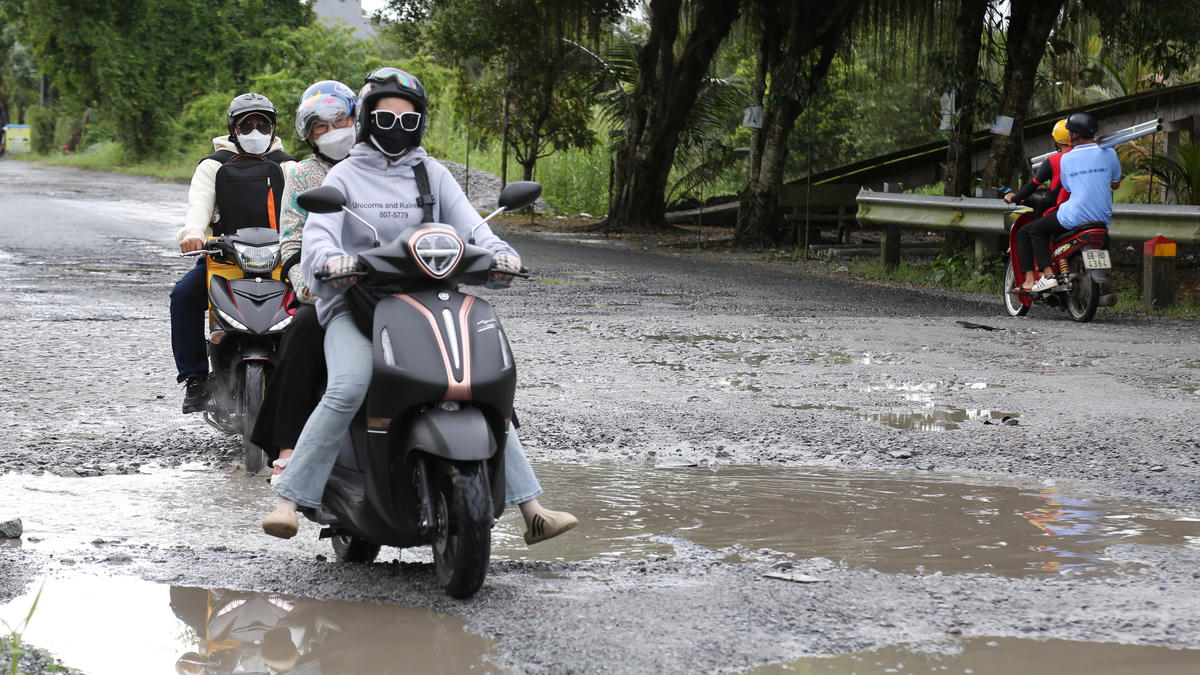 Hiện UBND xã Định Hoà cũng vừa có công văn gửi UBND tỉnh An Giang và Sở Xây dựng tỉnh đề xuất sửa chữa đoạn đường này ngay trong những tháng cuối năm 2025 nhằm đảm bảo giao thông thông suốt, an toàn, phục vụ nhu cầu đi lại và vận chuyển hàng hoá của người dân.  (ảnh: Thanh Tiến)